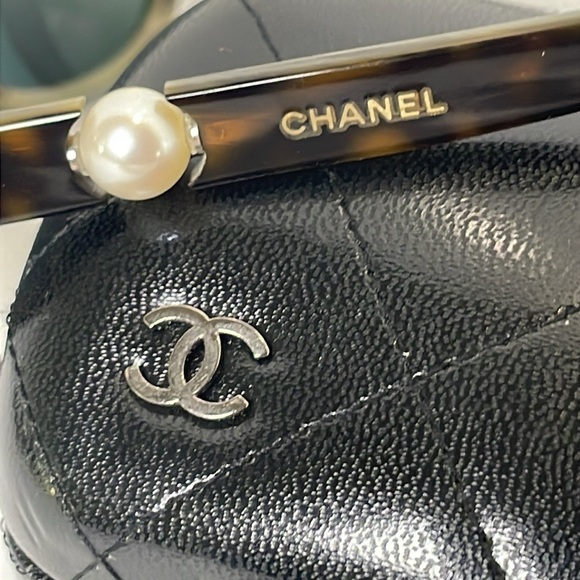 CHANEL COLLECTION PERLE SUNGLASSES
MADE IN ITALY POLARIZED 
LIMITED EDITION main image 4